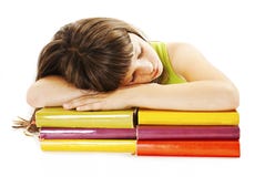 Estudante que dorme em livros de escola fotos de stock Estudante que dorme em livros de escola fotos de stock
