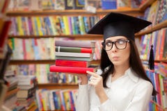 Estudante surpreendido com o tampão da graduação que guarda livros imagens de stock royalty free Estudante surpreendido com o tampão da graduação que guarda livros imagens de stock royalty free
