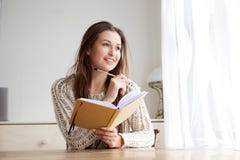 Estudante universitário de sorriso com livro e lápis Fotografia de Stock Royalty Free Estudante universitário de sorriso com livro e lápis Fotografia de Stock Royalty Free