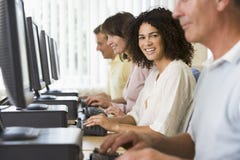 Estudantes adultos em um laboratório do computador fotografia de stock Estudantes adultos em um laboratório do computador fotografia de stock