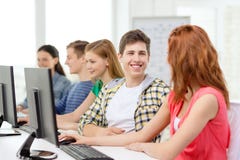 Estudantes de sorriso na classe do computador na escola fotografia de stock royalty free Estudantes de sorriso na classe do computador na escola fotografia de stock royalty free
