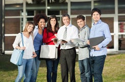 Estudantes felizes com professor Standing On College fotos de stock Estudantes felizes com professor Standing On College fotos de stock