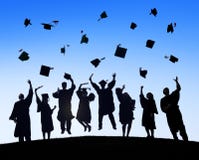 Estudantes internacionais que comemoram a graduação foto de stock Estudantes internacionais que comemoram a graduação foto de stock
