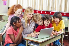 Estudantes que aprendem com computador imagem de stock royalty free Estudantes que aprendem com computador imagem de stock royalty free