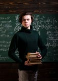 Estudantes que estudam e que testam a lição do professor na sala de aula na universidade Fundo bonito Tutores bem sucedidos imagem de stock Estudantes que estudam e que testam a lição do professor na sala de aula na universidade Fundo bonito Tutores bem sucedidos imagem de stock