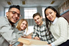 Estudantes que levantam na classe fotos de stock royalty free Estudantes que levantam na classe fotos de stock royalty free