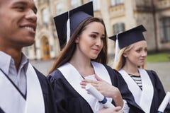 Estudantes que sentem gratos a seus professores no dia de graduação foto de stock royalty free Estudantes que sentem gratos a seus professores no dia de graduação foto de stock royalty free