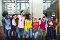 Estudantes universitário que estão de sorriso junto imagem de stock Estudantes universitário que estão de sorriso junto imagem de stock