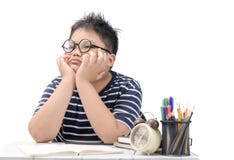 Estudiante asi?tico aburrido y cansado que hace la preparaci?n i imagen de archivo Estudiante asi?tico aburrido y cansado que hace la preparaci?n i imagen de archivo