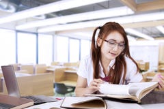 Estudiante bastante adolescente que estudia en clase fotos de archivo libres de regalías Estudiante bastante adolescente que estudia en clase fotos de archivo libres de regalías