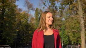 Estudiante de moda joven que camina encima de las escaleras a la universidad, paradas sorprendidas y sorprendentes al aire libre metrajes Estudiante de moda joven que camina encima de las escaleras a la universidad, paradas sorprendidas y sorprendentes al aire libre metrajes