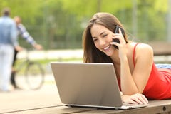 Estudiante en línea que llama el servicio de atención al cliente Foto de archivo libre de regalías Estudiante en línea que llama el servicio de atención al cliente Foto de archivo libre de regalías
