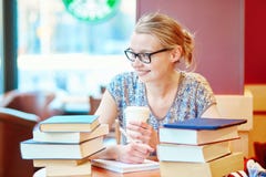 Estudiante joven hermoso con las porciones de libros imágenes de archivo libres de regalías Estudiante joven hermoso con las porciones de libros imágenes de archivo libres de regalías