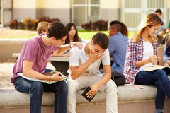 Estudiante masculino Comforting Unhappy Friend de la High School secundaria imagen de archivo Estudiante masculino Comforting Unhappy Friend de la High School secundaria imagen de archivo