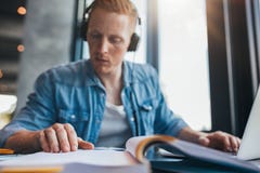 Estudiante que estudia en la información del hallazgo de la biblioteca Imágenes de archivo libres de regalías
