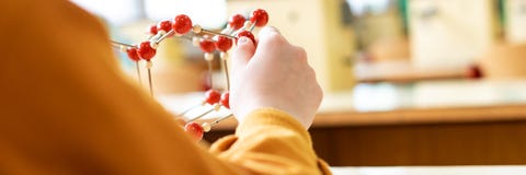 Estudiante que lleva a cabo el modelo de estructura molecular Bandera de la web del concepto de la clase de la ciencia fotografía de archivo libre de regalías Estudiante que lleva a cabo el modelo de estructura molecular Bandera de la web del concepto de la clase de la ciencia fotografía de archivo libre de regalías