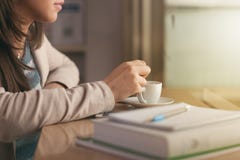 Estudiante que tiene un descanso para tomar café fotografía de archivo libre de regalías Estudiante que tiene un descanso para tomar café fotografía de archivo libre de regalías