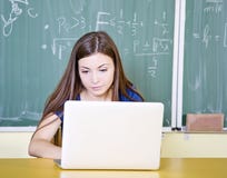 Estudiante que usa el ordenador portátil imagen de archivo libre de regalías Estudiante que usa el ordenador portátil imagen de archivo libre de regalías