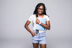 Estudiante universitario afroamericano de sexo femenino joven en los vidrios que sostienen los libros aislados en blanco imagenes de archivo Estudiante universitario afroamericano de sexo femenino joven en los vidrios que sostienen los libros aislados en blanco imagenes de archivo