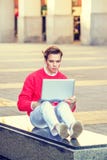 Estudiante universitario americano que estudia en la calle en Nueva York, Foto de archivo Estudiante universitario americano que estudia en la calle en Nueva York, Foto de archivo