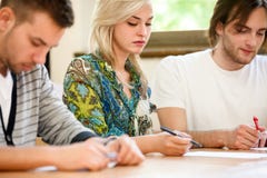 Estudiante universitario de sexo femenino que se sienta en una sala de clase foto de archivo libre de regalías Estudiante universitario de sexo femenino que se sienta en una sala de clase foto de archivo libre de regalías