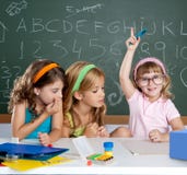 Estudiantes con la muchacha lista de los niños que levanta la mano foto de archivo Estudiantes con la muchacha lista de los niños que levanta la mano foto de archivo