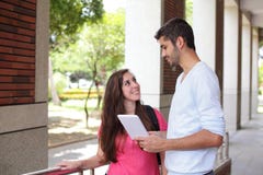 Estudiantes universitarios felices que usan el ordenador fotografía de archivo Estudiantes universitarios felices que usan el ordenador fotografía de archivo