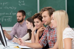 Estudiantes universitarios que estudian usando un ordenador imágenes de archivo libres de regalías Estudiantes universitarios que estudian usando un ordenador imágenes de archivo libres de regalías