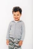 Estudio tirado del niño pequeño africano hermoso que lleva sudadera con capucha gris imagenes de archivo Estudio tirado del niño pequeño africano hermoso que lleva sudadera con capucha gris imagenes de archivo