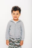 Estudio tirado del niño pequeño africano hermoso que lleva sudadera con capucha gris imagenes de archivo Estudio tirado del niño pequeño africano hermoso que lleva sudadera con capucha gris imagenes de archivo