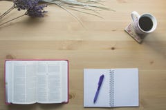 Estudo de Job Bible com pena fotografia de stock Estudo de Job Bible com pena fotografia de stock