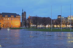 Estugarda, Baden-Wurttemberg, Alemanha - 5 de janeiro de 2018: Quadrado do palácio e castelo velho imagens de stock Estugarda, Baden-Wurttemberg, Alemanha - 5 de janeiro de 2018: Quadrado do palácio e castelo velho imagens de stock