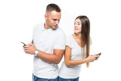 Están aislando al novio curioso espiando su smartphone de los amantes en el fondo blanco fotos de archivo Están aislando al novio curioso espiando su smartphone de los amantes en el fondo blanco fotos de archivo