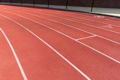 Estándar de goma de la pista corriente del estadio del atletismo imágenes de archivo libres de regalías Estándar de goma de la pista corriente del estadio del atletismo imágenes de archivo libres de regalías
