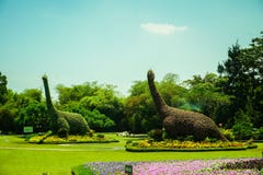 Estátua da réplica do Brontosaurus feita da floresta e da árvore verdes naturais com céu claro - foto fotos de stock royalty free Estátua da réplica do Brontosaurus feita da floresta e da árvore verdes naturais com céu claro - foto fotos de stock royalty free