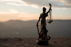 A estátua de justiça - justiça ou Iustitia/Justitia da senhora a deusa romana de justiça em um fundo escuro do fogo Imagem de Stock A estátua de justiça - justiça ou Iustitia/Justitia da senhora a deusa romana de justiça em um fundo escuro do fogo Imagem de Stock