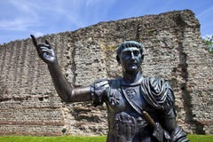 Estátua de Roman Emperor Trajan e de sobras da parede de Londres fotografia de stock royalty free Estátua de Roman Emperor Trajan e de sobras da parede de Londres fotografia de stock royalty free
