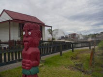 Estátua maori vermelha em Rotorua, Nova Zelândia fotografia de stock Estátua maori vermelha em Rotorua, Nova Zelândia fotografia de stock