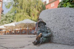 Estátua pequena do gnomo ‘de Spioch ‘do anão no mercado em Wroclaw, Polônia foto de stock royalty free Estátua pequena do gnomo ‘de Spioch ‘do anão no mercado em Wroclaw, Polônia foto de stock royalty free