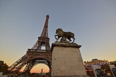 Estátua Roman Warrior Horse com torre Eiffel & carrossel movente durante o por do sol imagem de stock Estátua Roman Warrior Horse com torre Eiffel & carrossel movente durante o por do sol imagem de stock