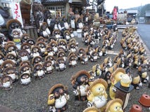 Estátuas da cerâmica do cão de racum de Shigaraki Tanuki, Shiga, Japão fotos de stock Estátuas da cerâmica do cão de racum de Shigaraki Tanuki, Shiga, Japão fotos de stock