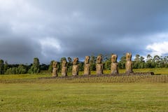 Estátuas de Moai de Ahu Akivi, o único Moai que enfrenta o oceano - Ilha de Páscoa, o Chile imagem de stock Estátuas de Moai de Ahu Akivi, o único Moai que enfrenta o oceano - Ilha de Páscoa, o Chile imagem de stock
