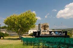 Etapa al aire libre del concierto. Árbol en la dimensión de una variable del árbol fotos de archivo Etapa al aire libre del concierto. Árbol en la dimensión de una variable del árbol fotos de archivo