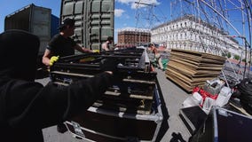Etapa de la calle de la estructura de los trabajadores para el evento del verano Escaleras móviles de la construcción a efectuar almacen de metraje de vídeo Etapa de la calle de la estructura de los trabajadores para el evento del verano Escaleras móviles de la construcción a efectuar almacen de metraje de vídeo