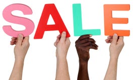 Ethnie multi de personnes tenant la vente de mot Image stock Ethnie multi de personnes tenant la vente de mot Image stock