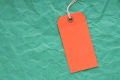 Etichetta arancio dei bagagli su verde Immagini Stock Etichetta arancio dei bagagli su verde Immagini Stock