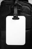 Etichetta vuota dei bagagli con la borsa di viaggio Carta in bianco per progettazione fotografie stock Etichetta vuota dei bagagli con la borsa di viaggio Carta in bianco per progettazione fotografie stock