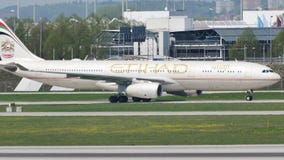 Etihad aplana fazendo o táxi na pista de decolagem, close-up Etihad aplana fazendo o táxi na pista de decolagem, close-up
