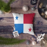 Etiqueta de la Feliz Año Nuevo con la bandera de Panamá en la almohada Concepto de la decoraci?n de la Navidad en la tabla de mad imagen de archivo Etiqueta de la Feliz Año Nuevo con la bandera de Panamá en la almohada Concepto de la decoraci?n de la Navidad en la tabla de mad imagen de archivo