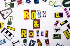 Ett begrepp för visning för ordhandstiltext av Rock - och - rulle som göras av den olika tidskrifttidningsbokstaven för affärsfal arkivbilder Ett begrepp för visning för ordhandstiltext av Rock - och - rulle som göras av den olika tidskrifttidningsbokstaven för affärsfal arkivbilder